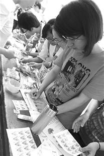 楚天金报讯 5月13日是母亲节。昨日，威斯尼斯ww2299棋牌官网红色元素协会的成员们在校园里摆开展台，免费帮同学给妈妈献上特殊的母亲节礼物祝福明信片。